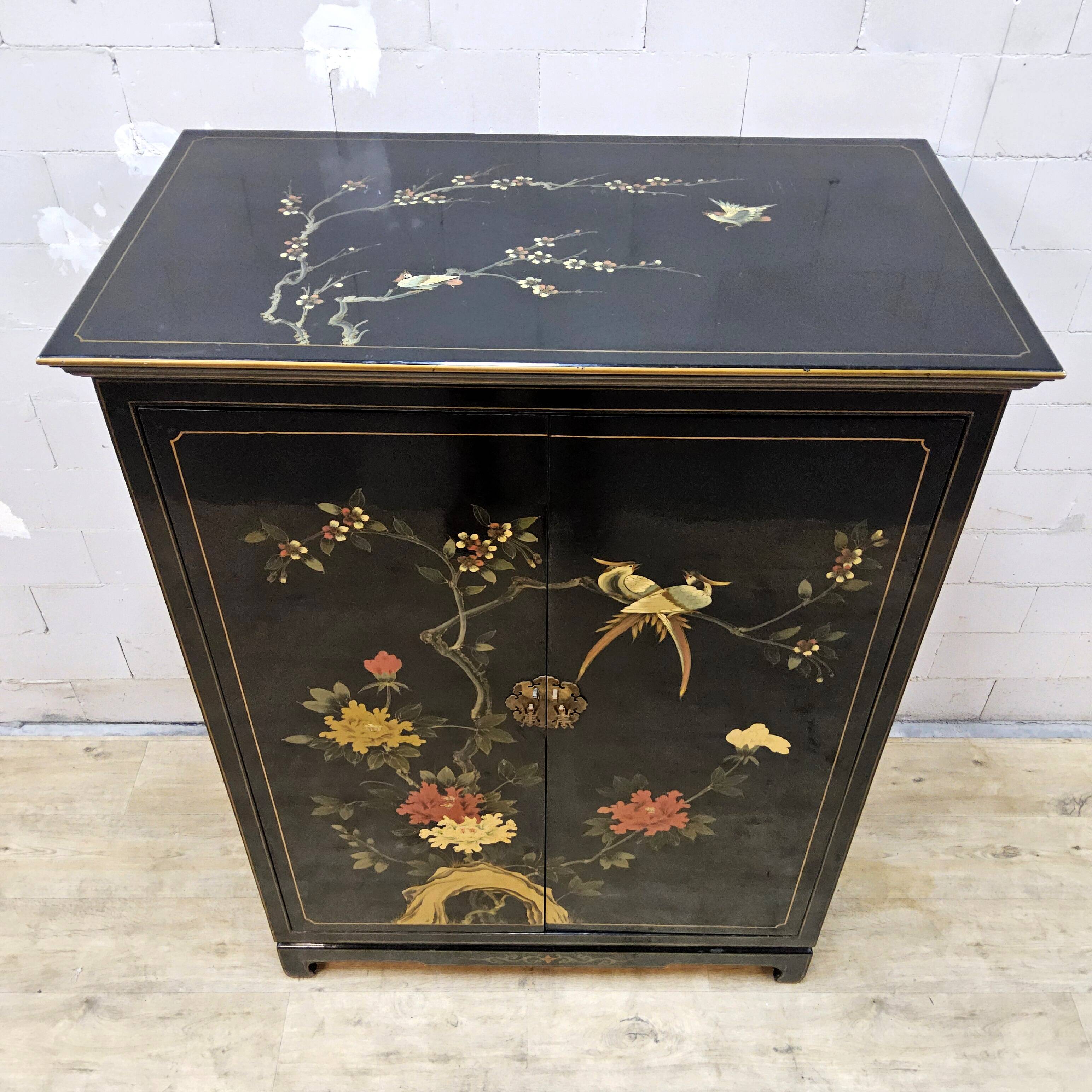 Cabinet vintage chinois laqué noir avec oiseaux et fleurs bohème