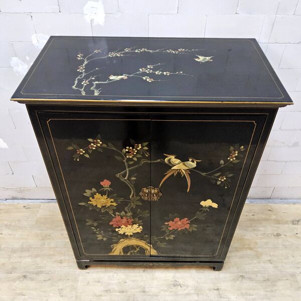 Cabinet vintage chinois laqué noir avec oiseaux et fleurs bohème