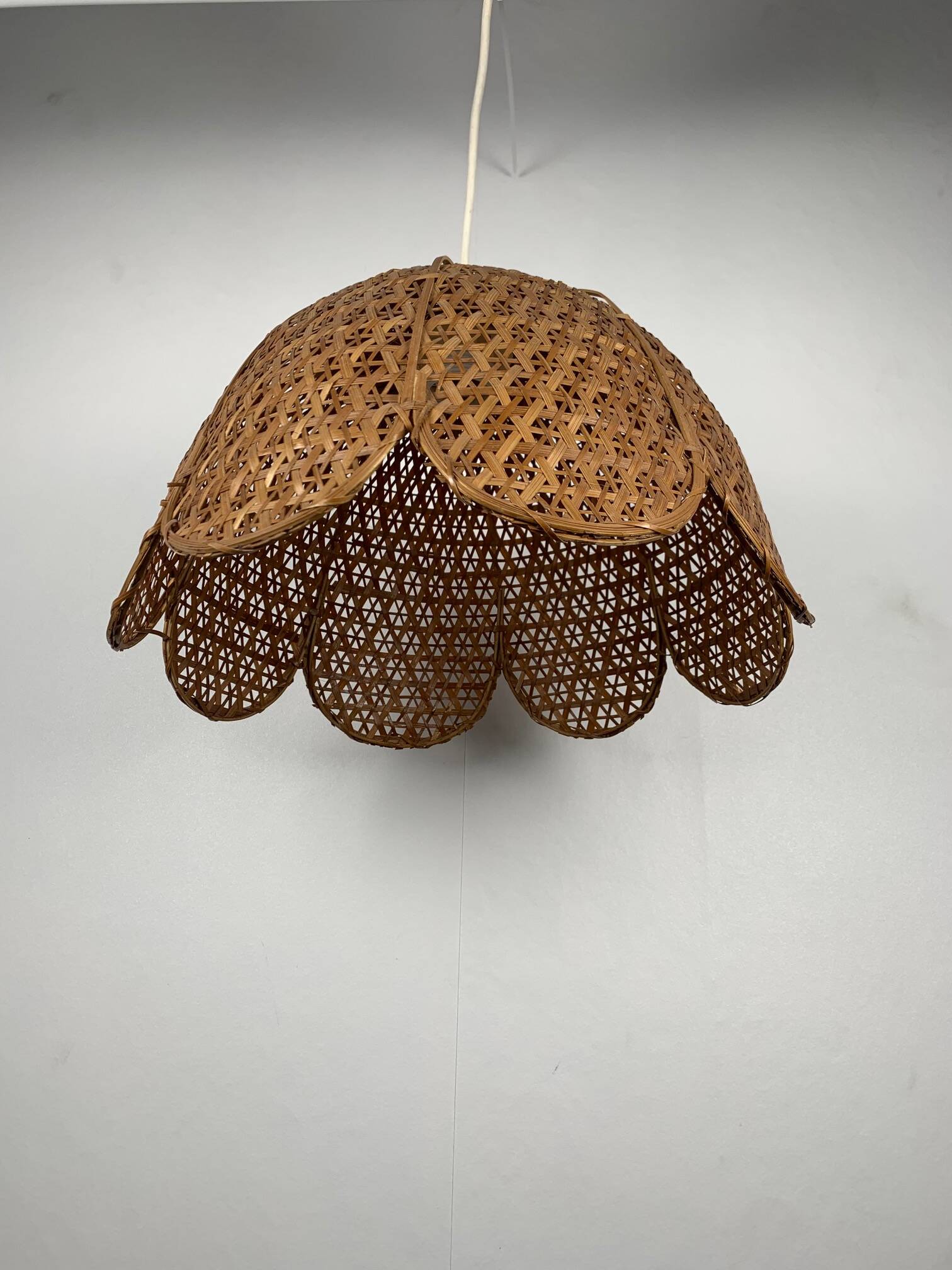 Suspension en forme de fleur, rotin tressé , 1970