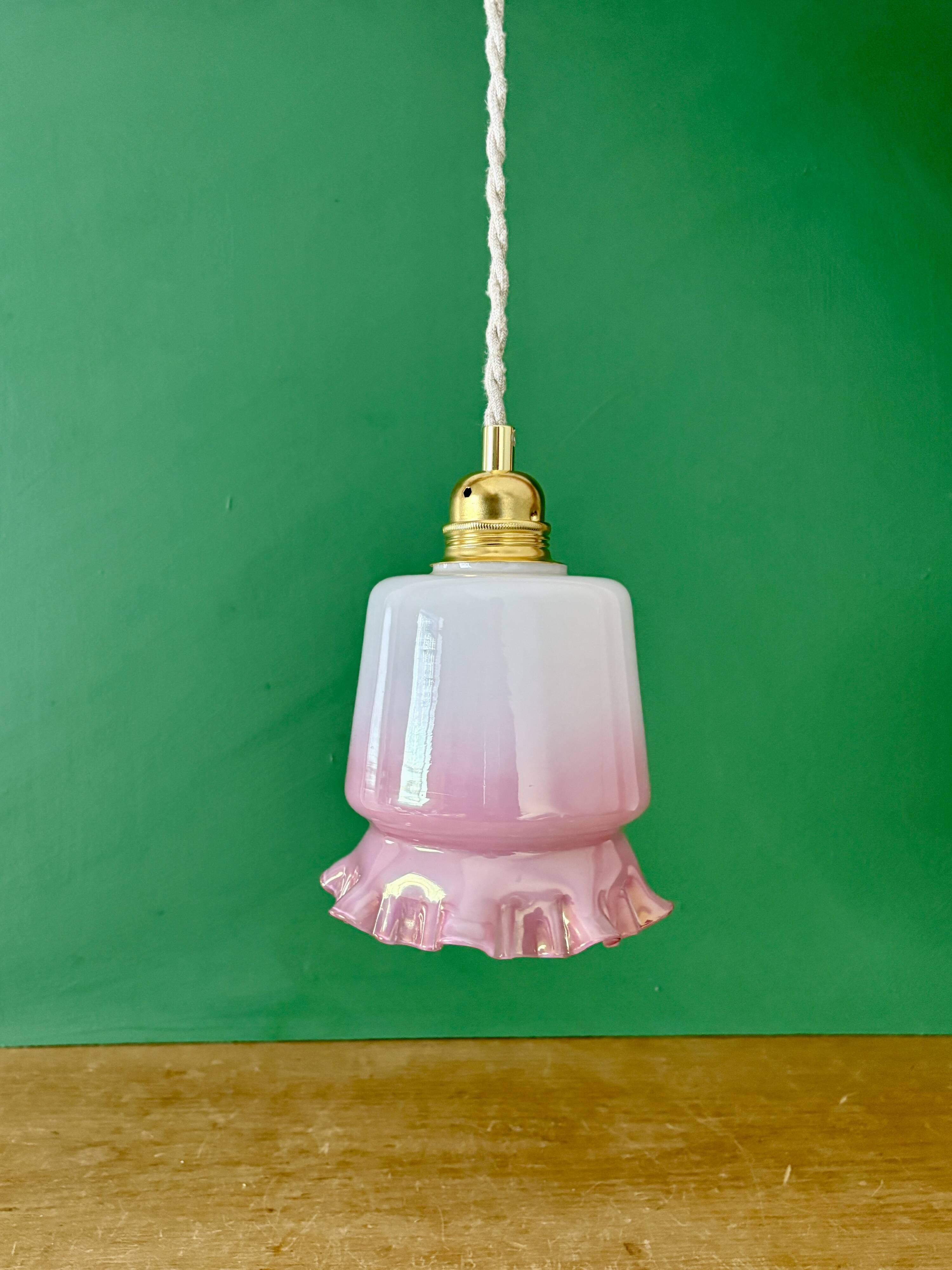 Suspension globe vintage en opaline blanche et rose