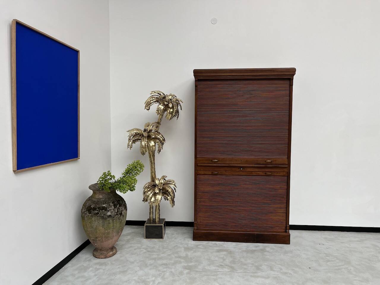 Armoire à rideaux en chêne massif, circa 1930