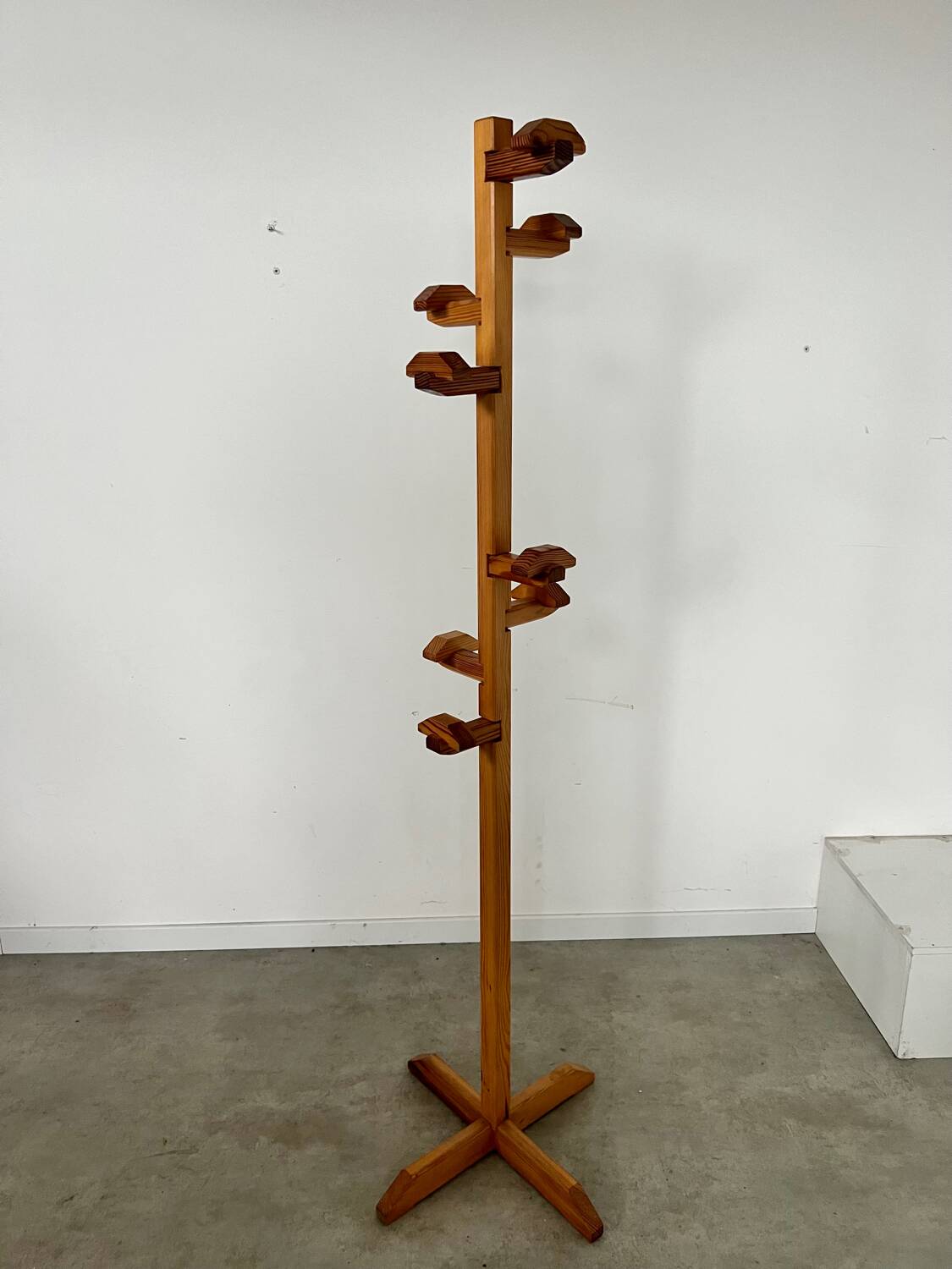 Old designer pine coat rack from the 60s in chalet wood