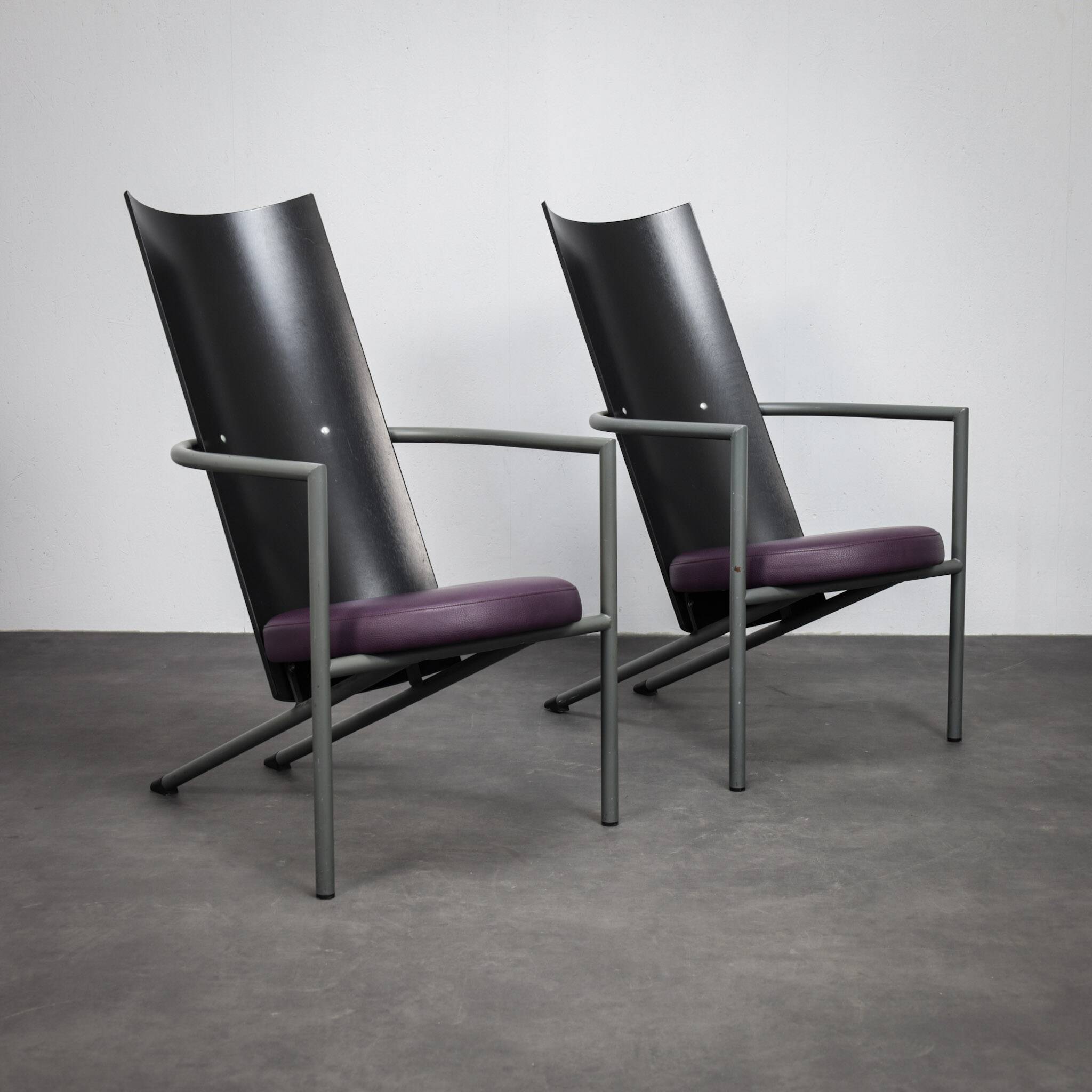 Pair of postmodern armchairs with side table (1980s)
