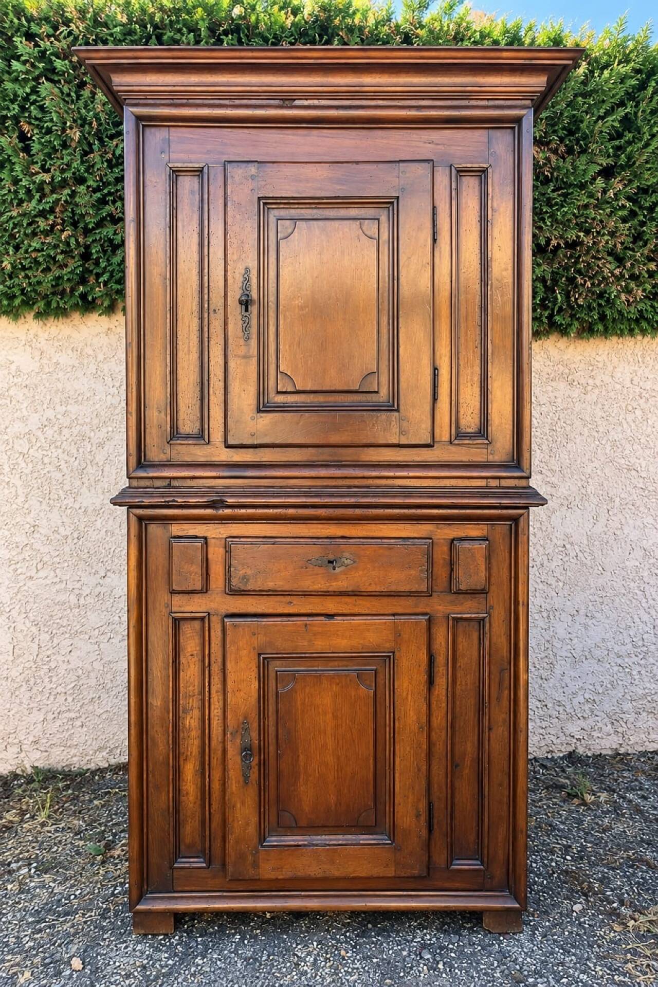 Buffet ancien deux corps en noyer 1800