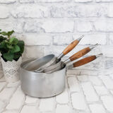 Lot de 3 casseroles antiques en aluminium , manche bois , années 40