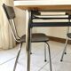 Table extensible et deux chaises en formica années 70