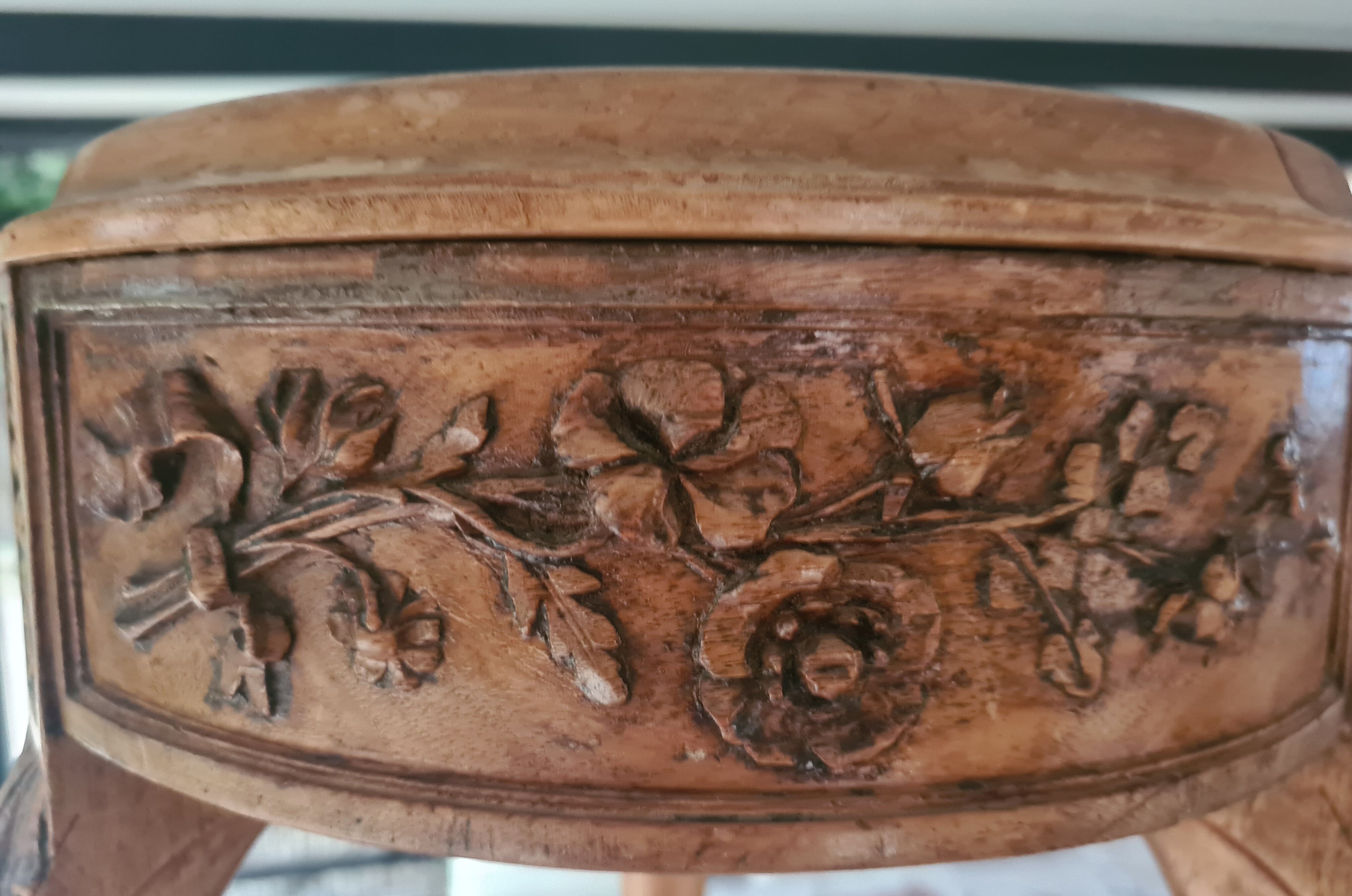 Walnut selette with tripod feet 1900s era