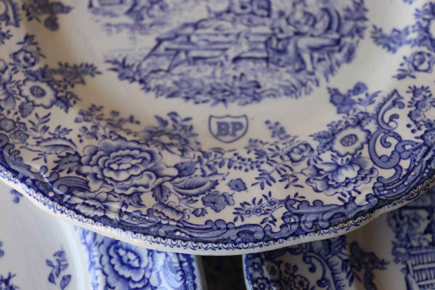 Set of 10 English plates with romantic blue decoration