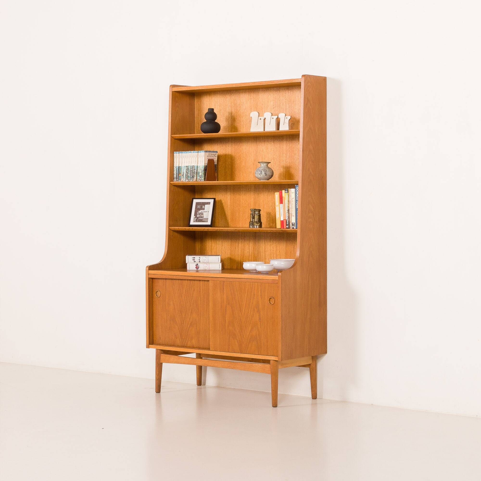 Bibliothèque en chêne Johannes Sorth pour Nexo, Bornholm, Danemark, années 1960.