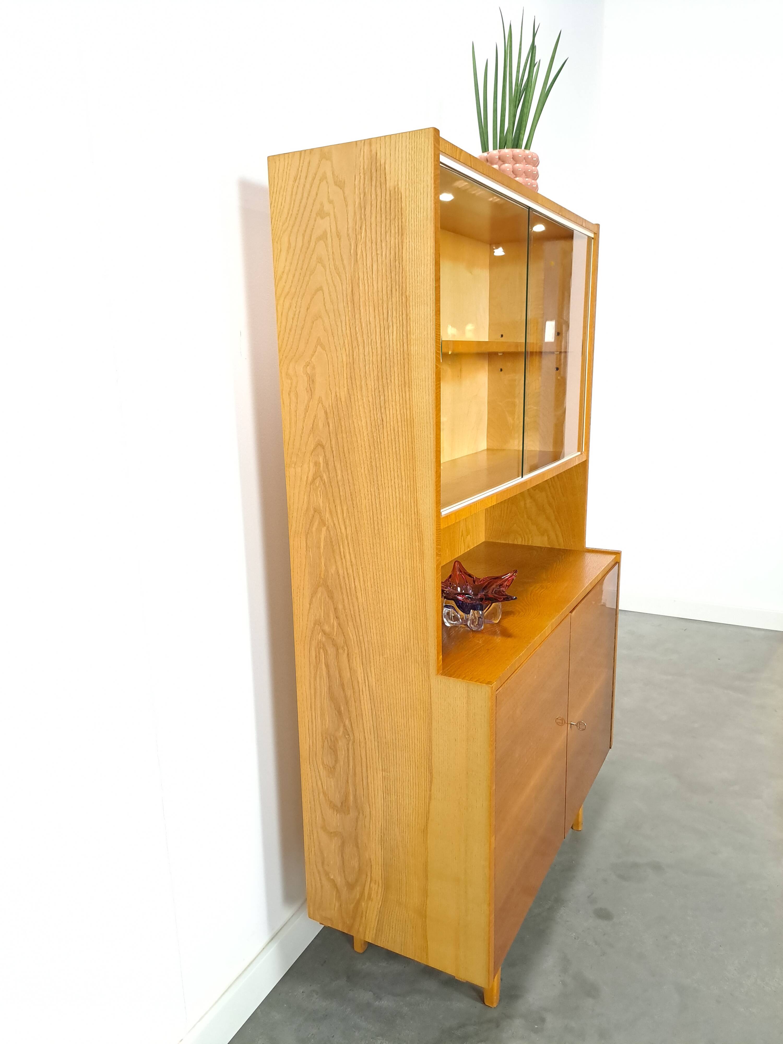 Vitrine en placage avec étagères