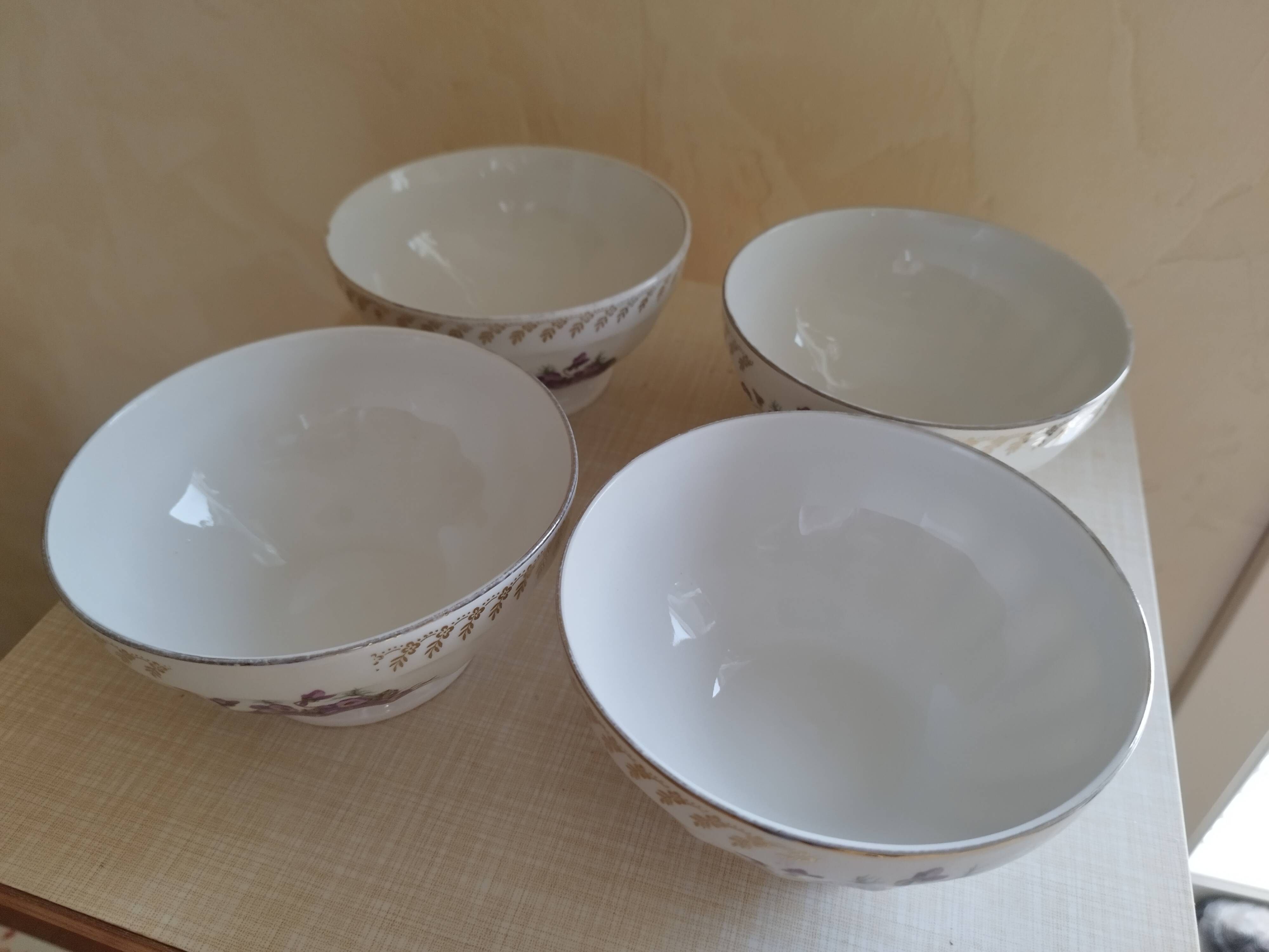 Set of 4 bowls purple porcelain decoration