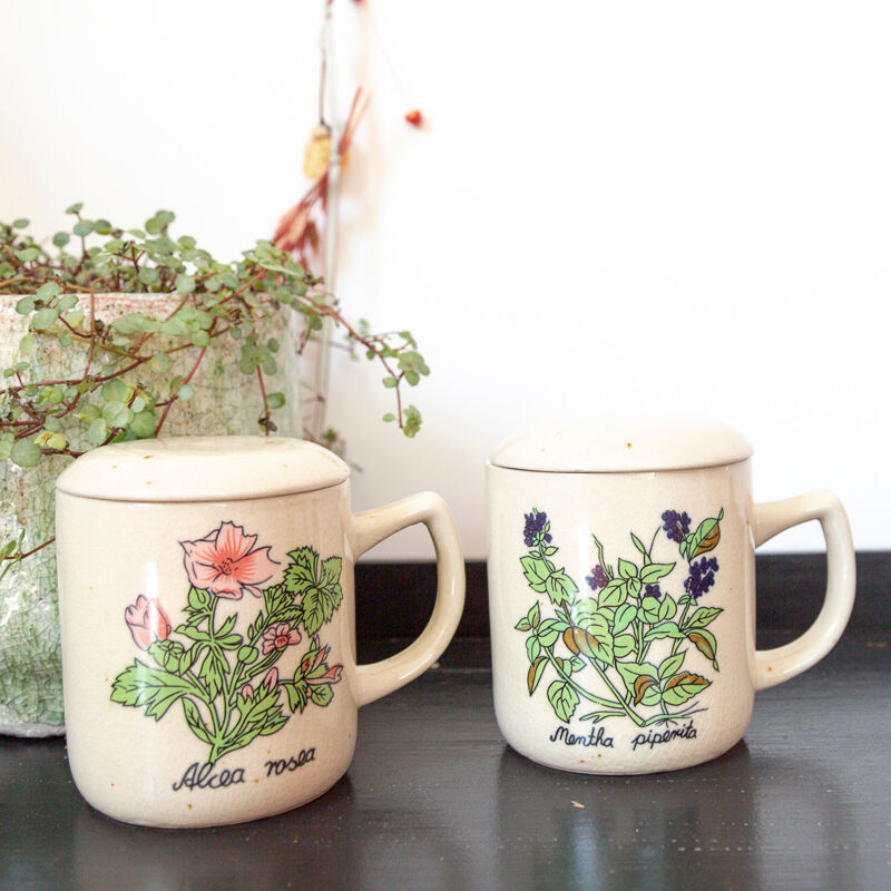 2 tea cups in enamelled speckled sandstone flower décor