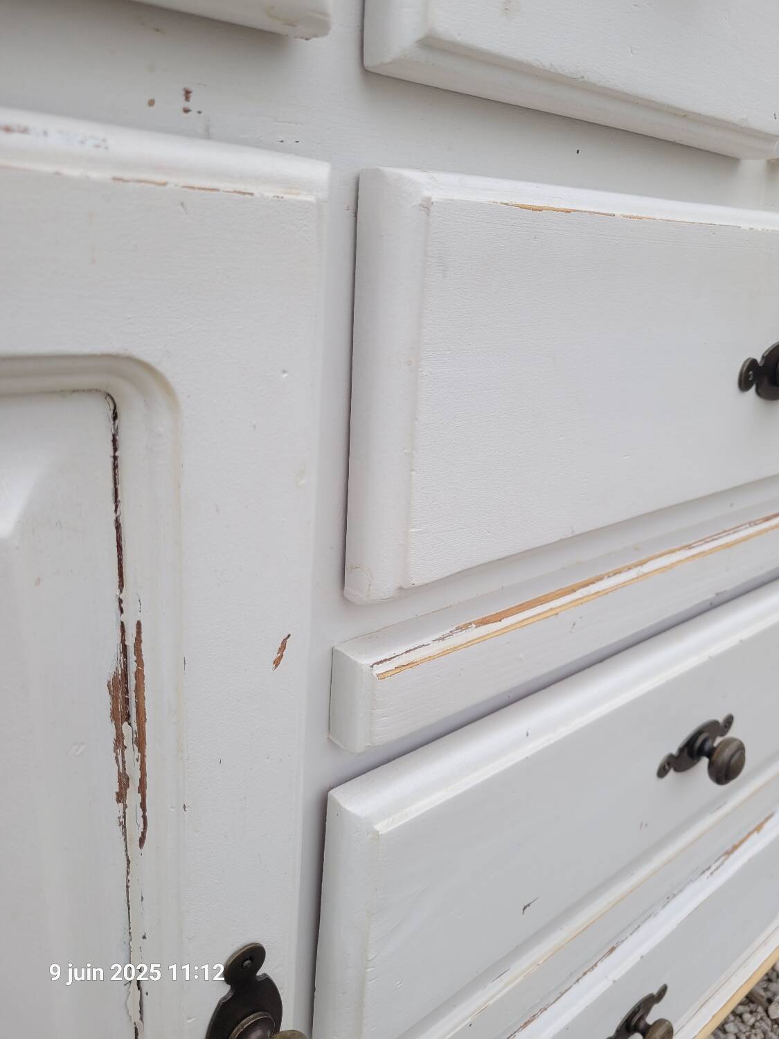 Buffet en bois patiné blanc