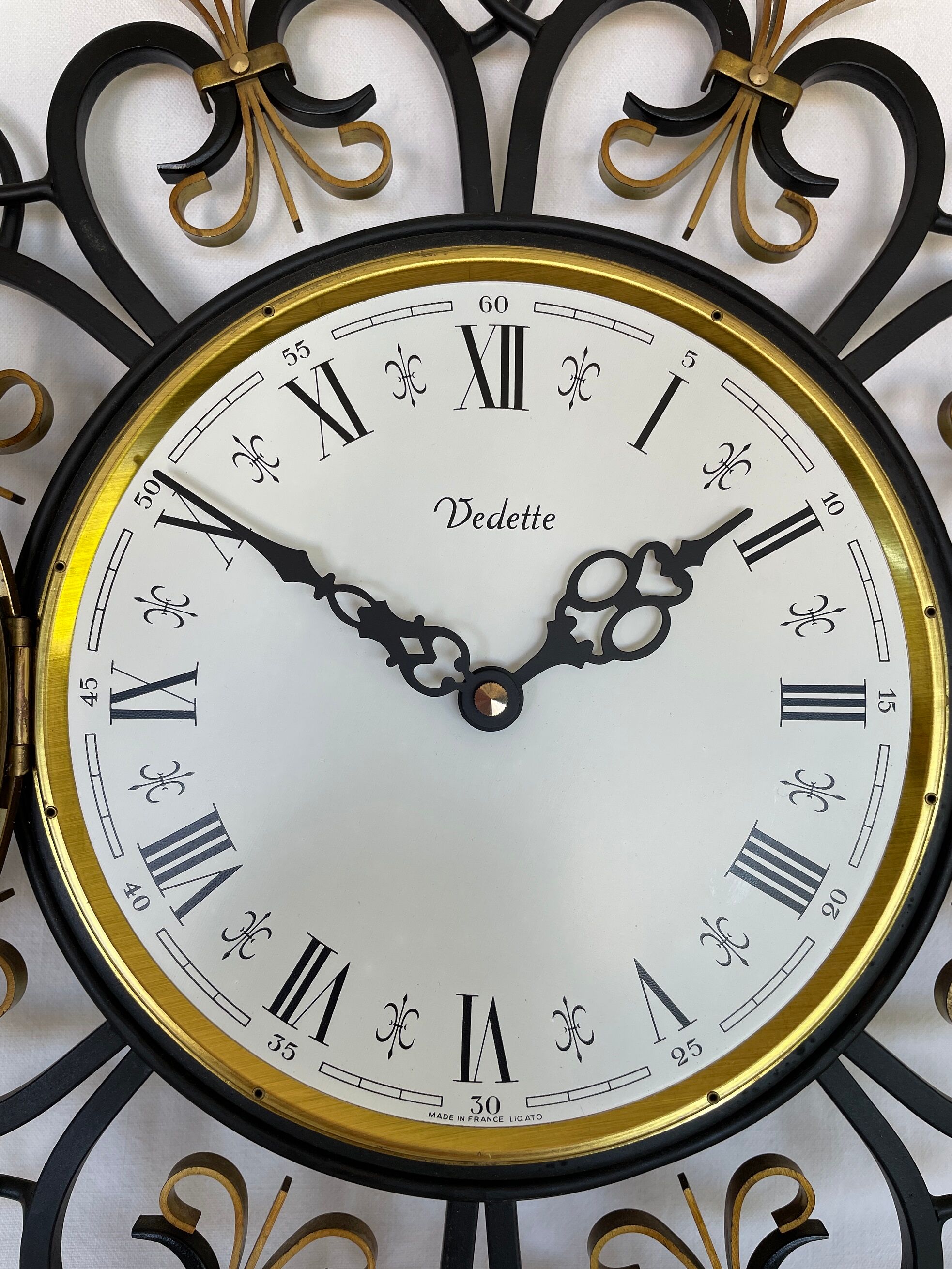 Wall clock Featured from the 60s