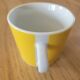 4 tasses et sous-tasses jaunes et blanches