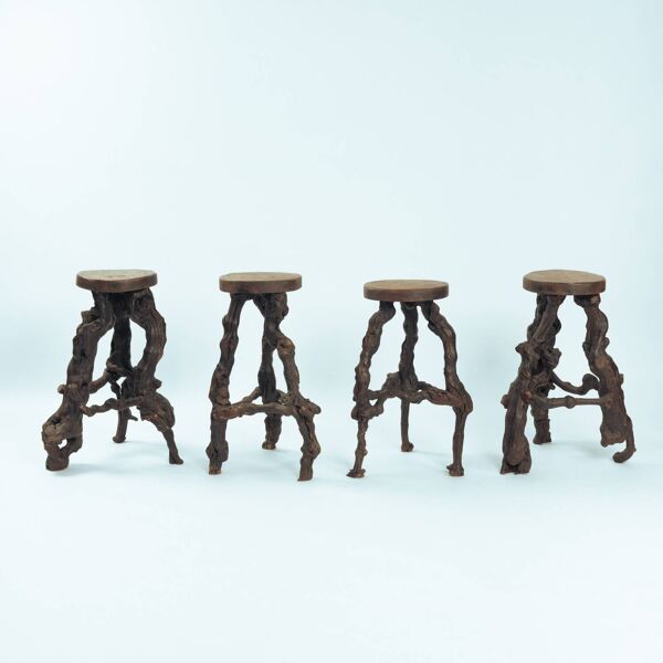 4 tabourets de bar sur trépied en bois de vigne et chêne, faits à la main, France, années 1950.