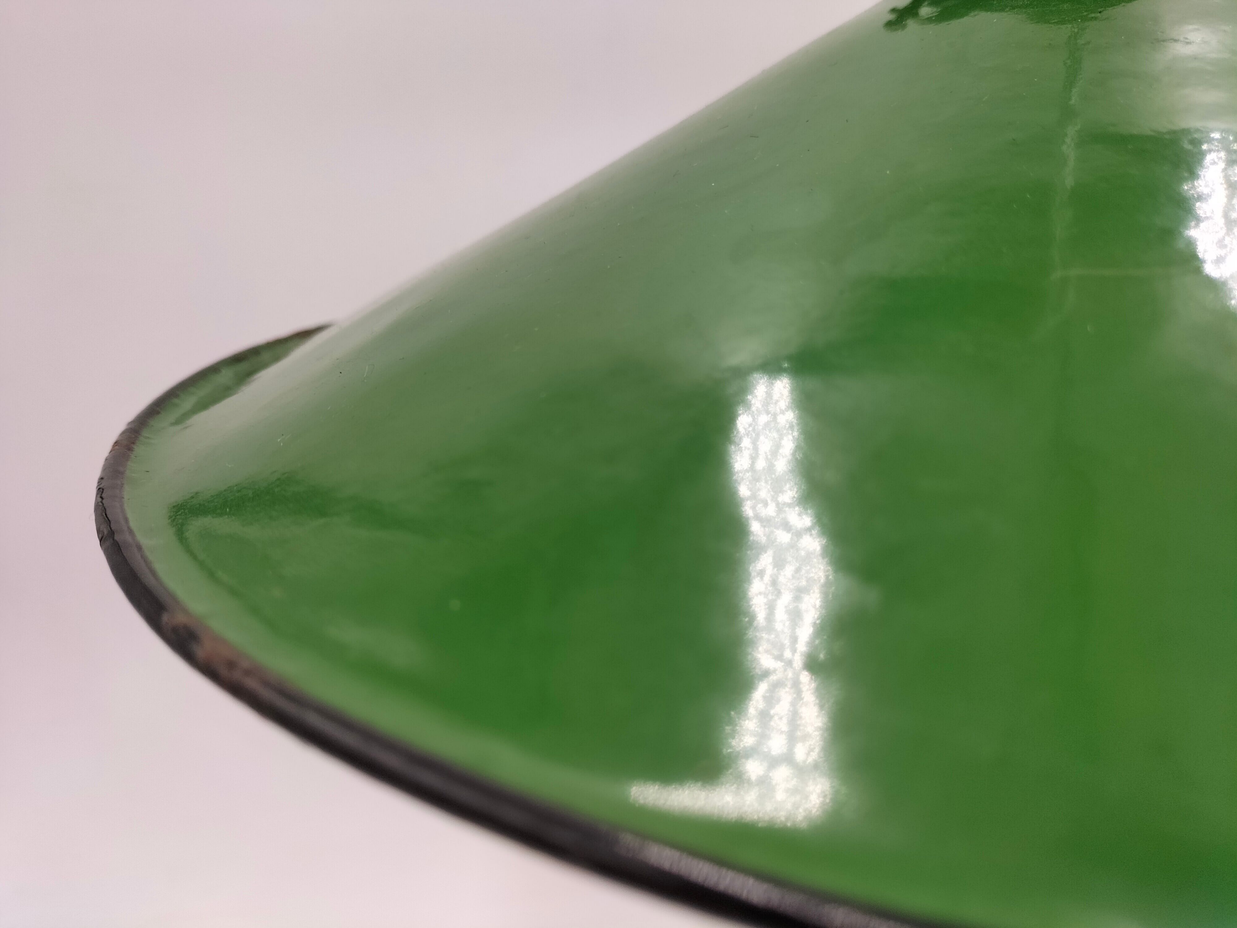Enamelled sheet metal suspension