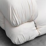 Camaleonda armchair in white cotton: retro-modern style from the 70s.