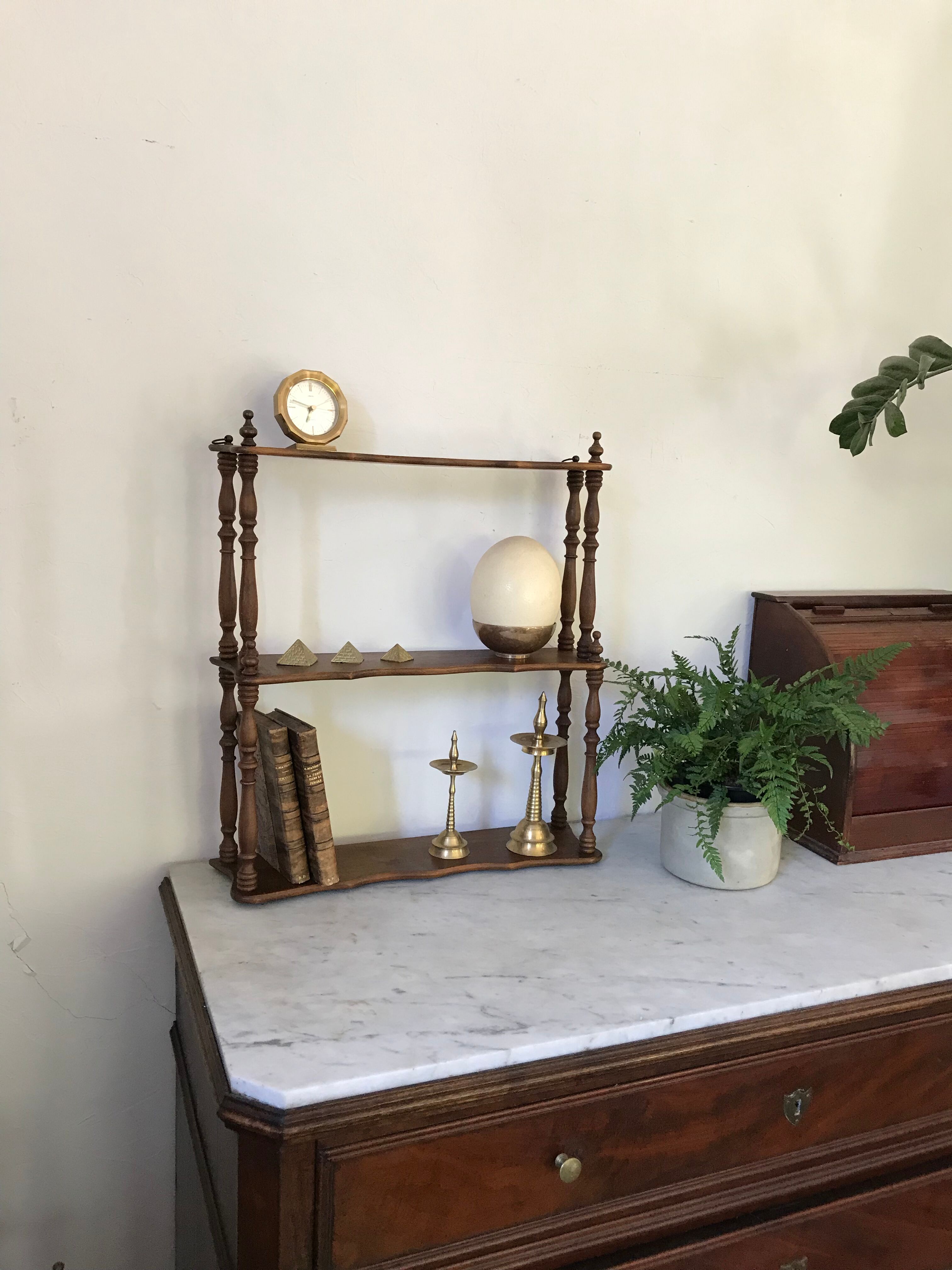 Wooden shelf turned at the end of the 19th century