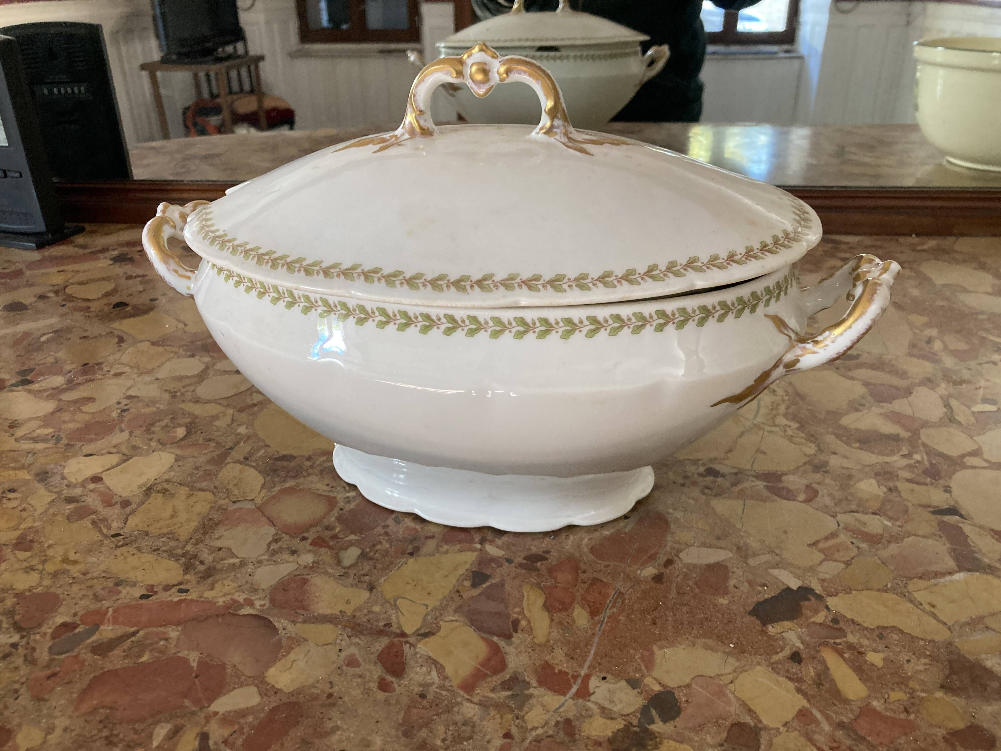 Soup tureen