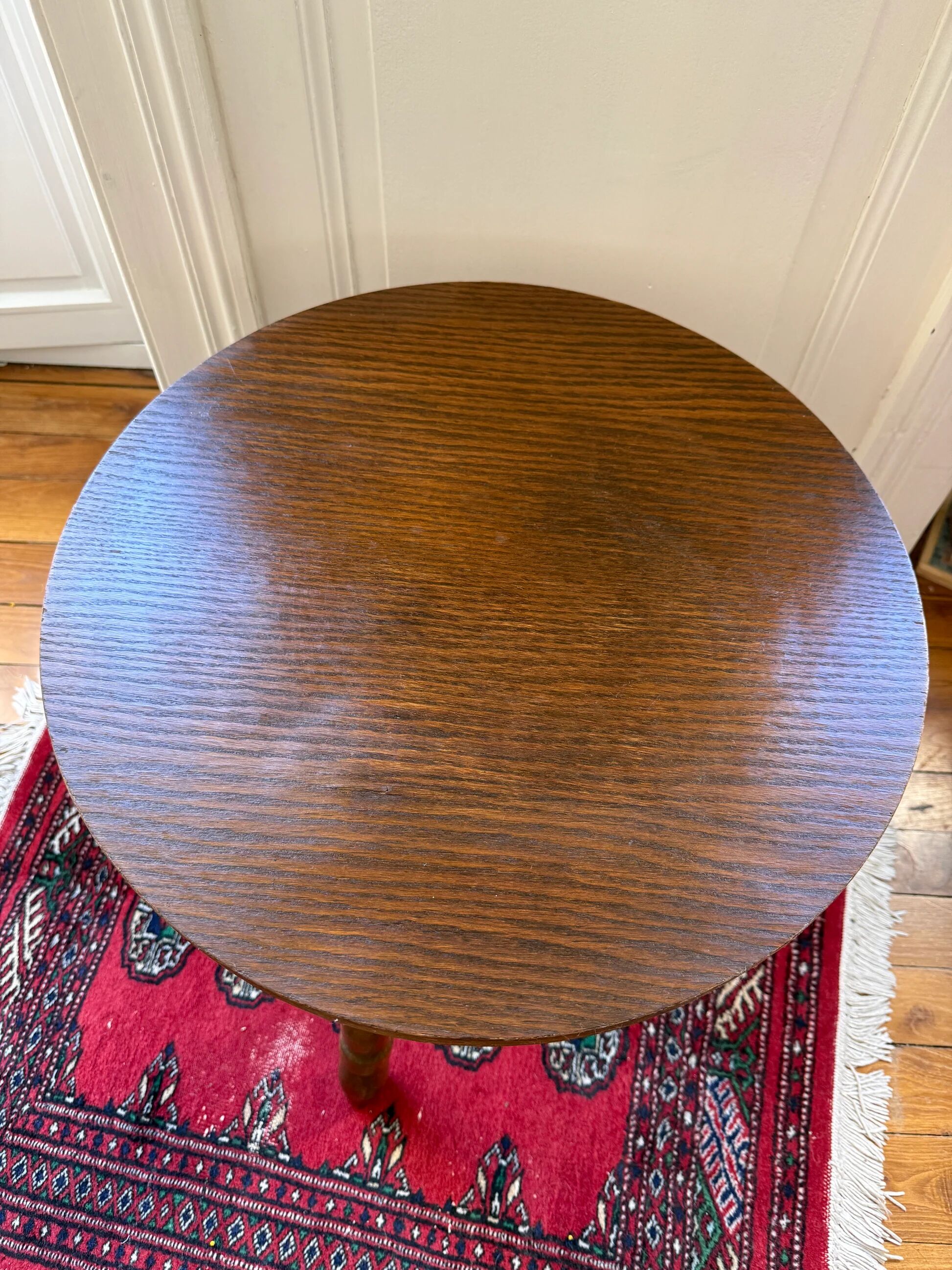Tripod side table in wood - brutalist style