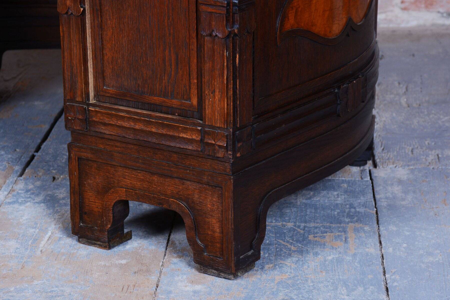 Czech Cubistic Writing Desk in Oak and Walnut, 1910s