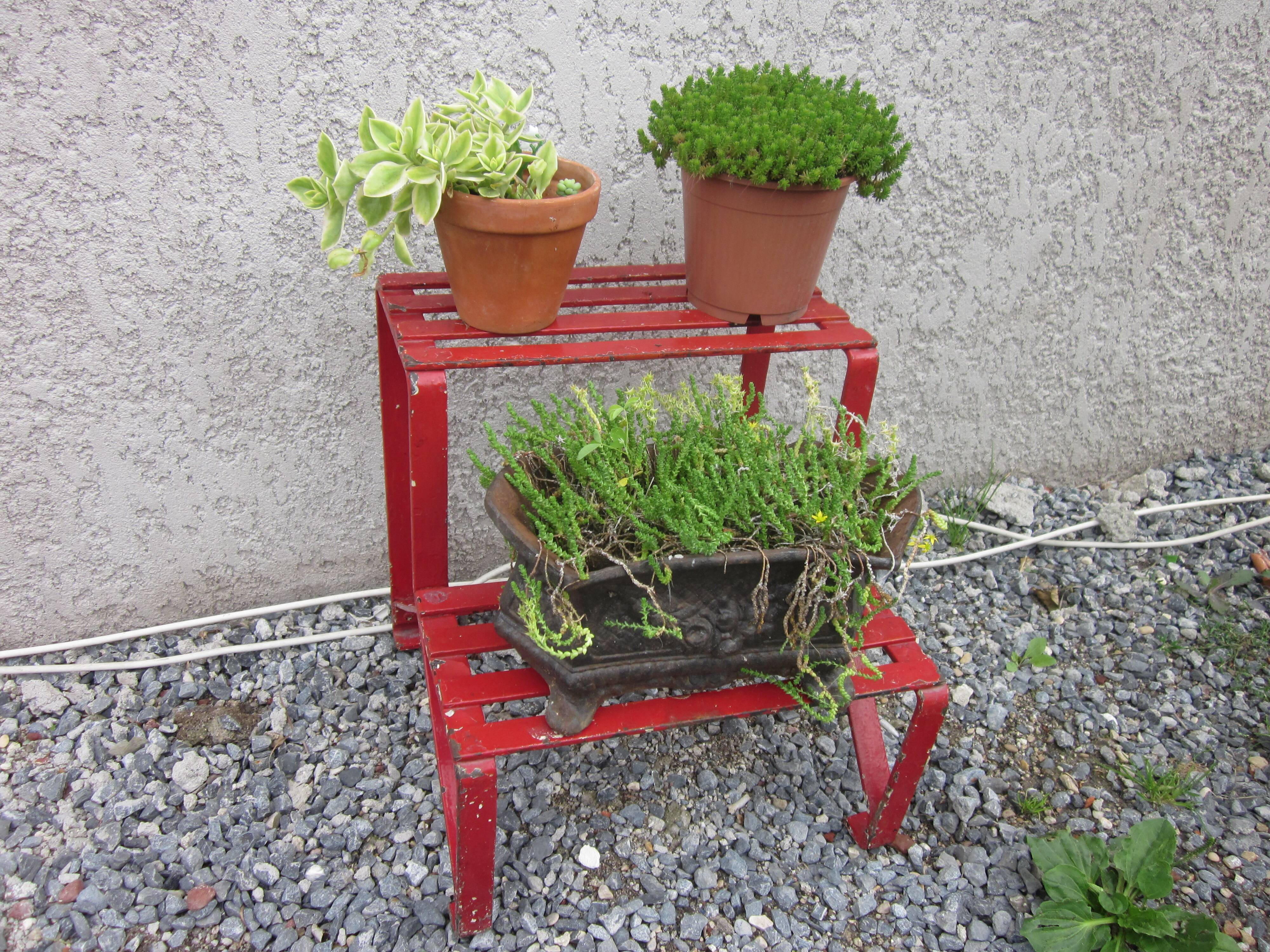 Rivetè metal plant door