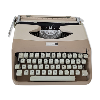 Vintage underwood typewriter 18