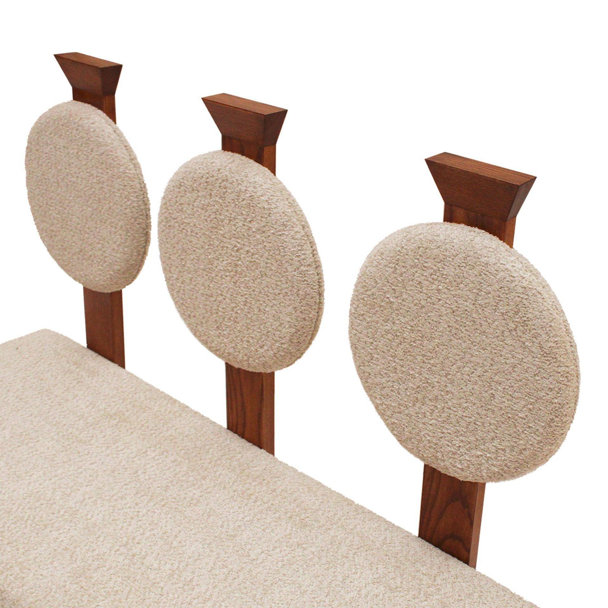 Banc en bois contemporain avec dossier circulaire triple et rembourrage en bouclé, Italie
