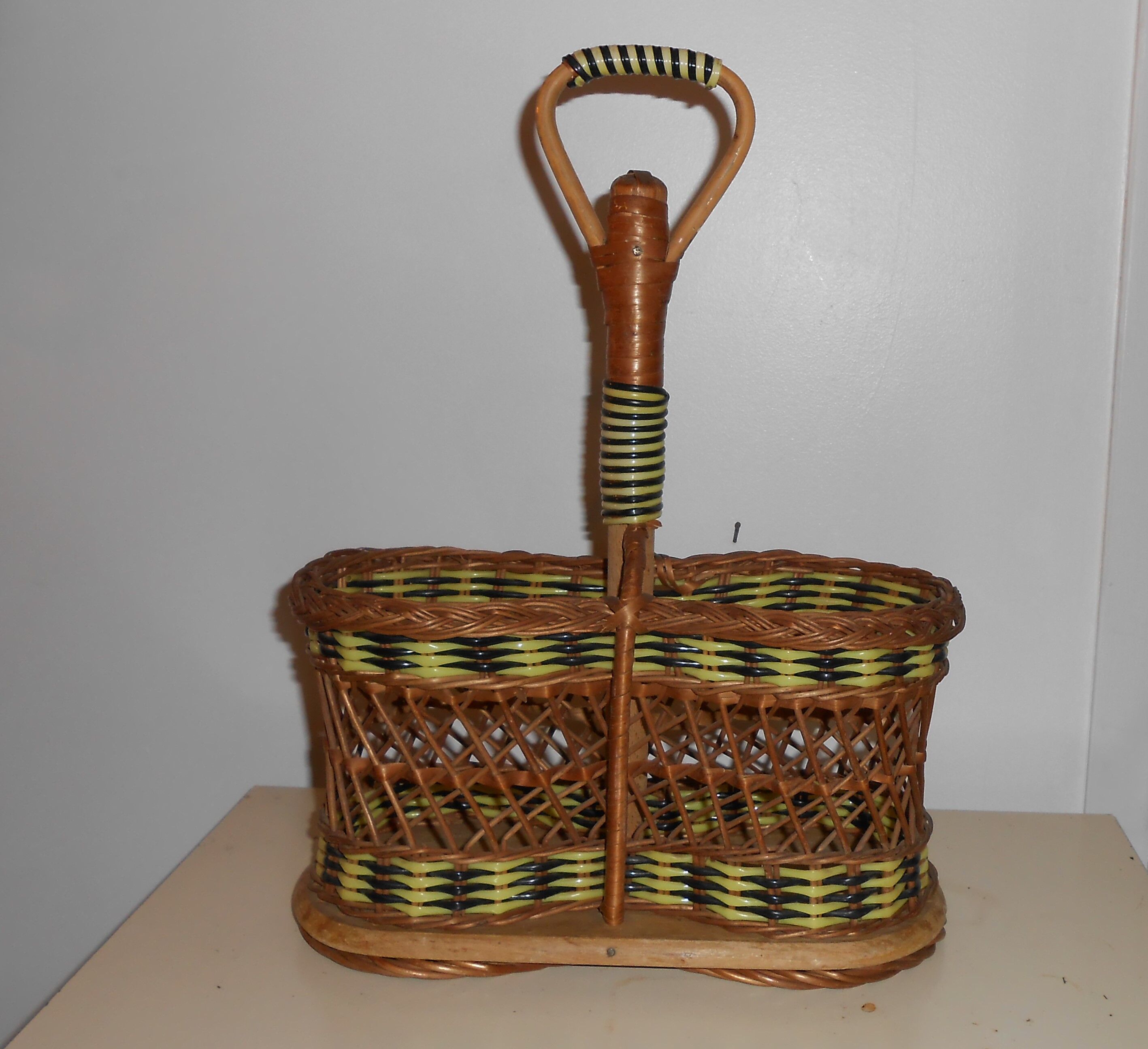 Bottle wicker and scoubidou