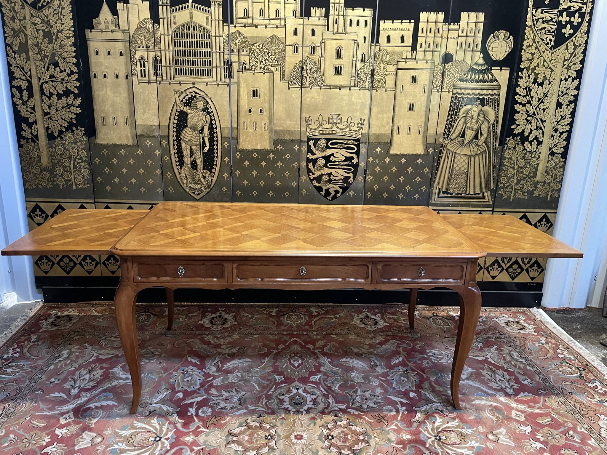 Bureau plat de style Louis XV en acajou blond