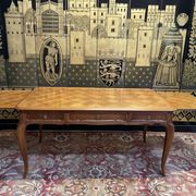 Bureau plat de style Louis XV en acajou blond