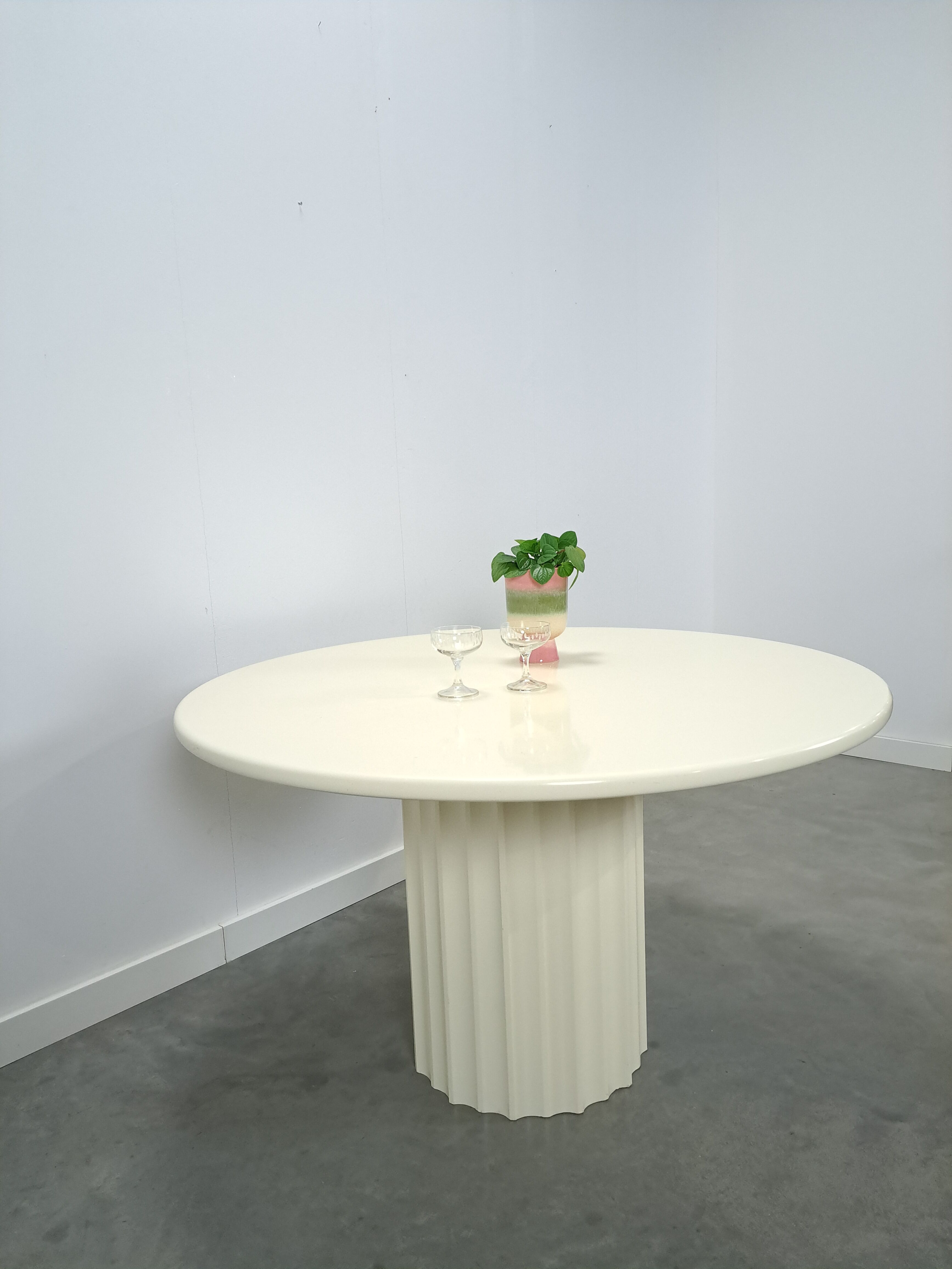 Ronde creme eettafel met geribbelde poot