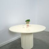 Ronde creme eettafel met geribbelde poot