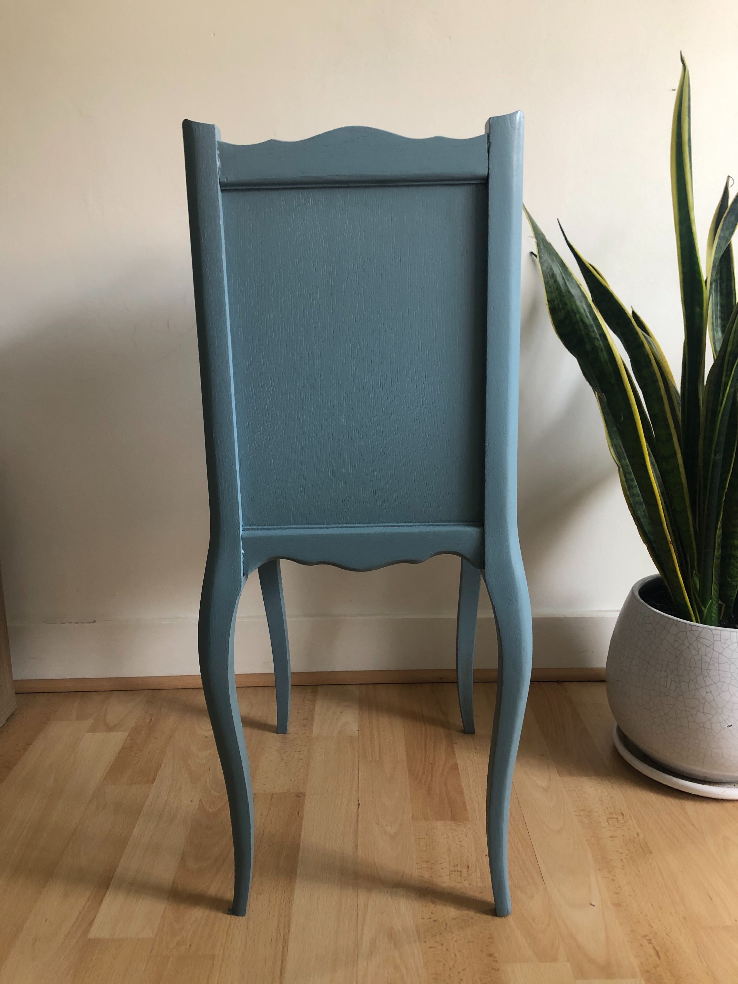 Guéridon en bois bleu
