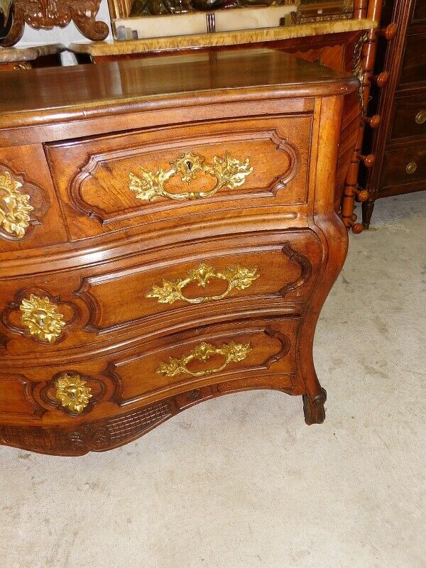 Commode Louis XV tombeau en noyer du XVIIème siècle