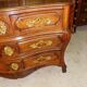 Commode Louis XV tombeau en noyer du XVIIème siècle