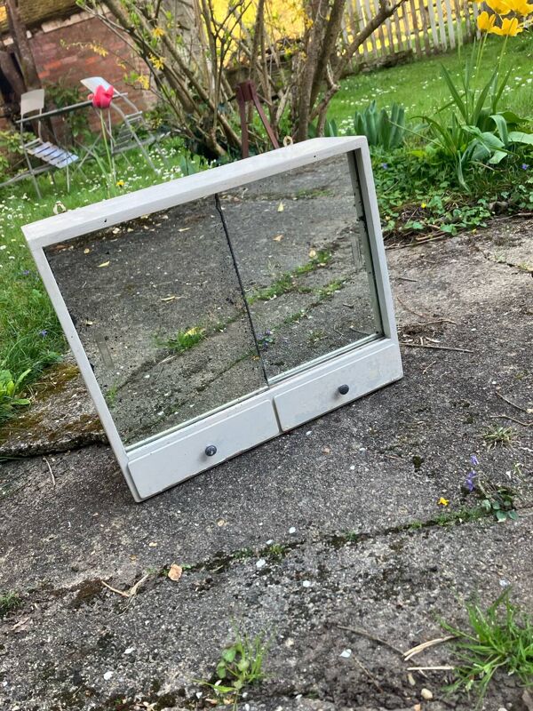 Armoire à pharmacie
