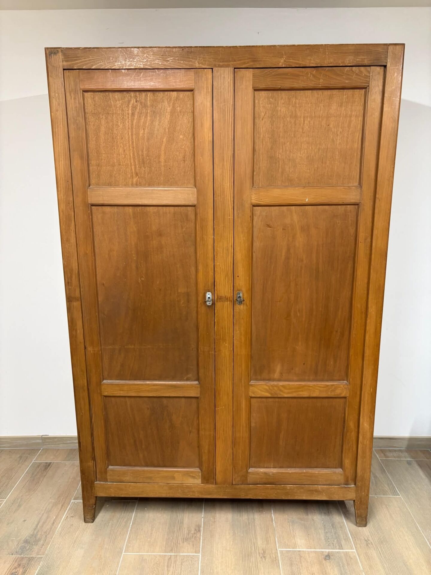 Armoire parisienne