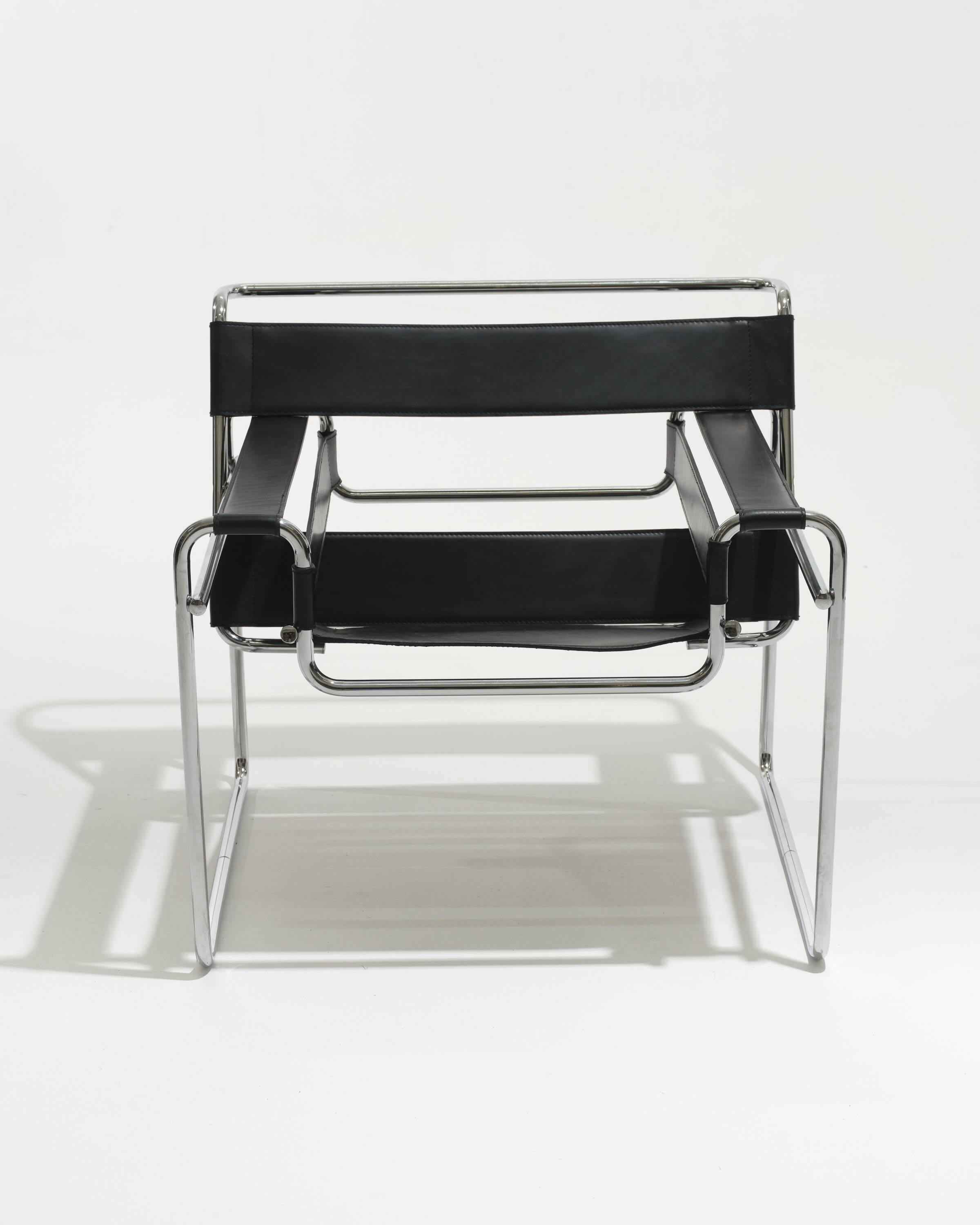 Wassily armchair in black leather, marcel breuer, 2000s
