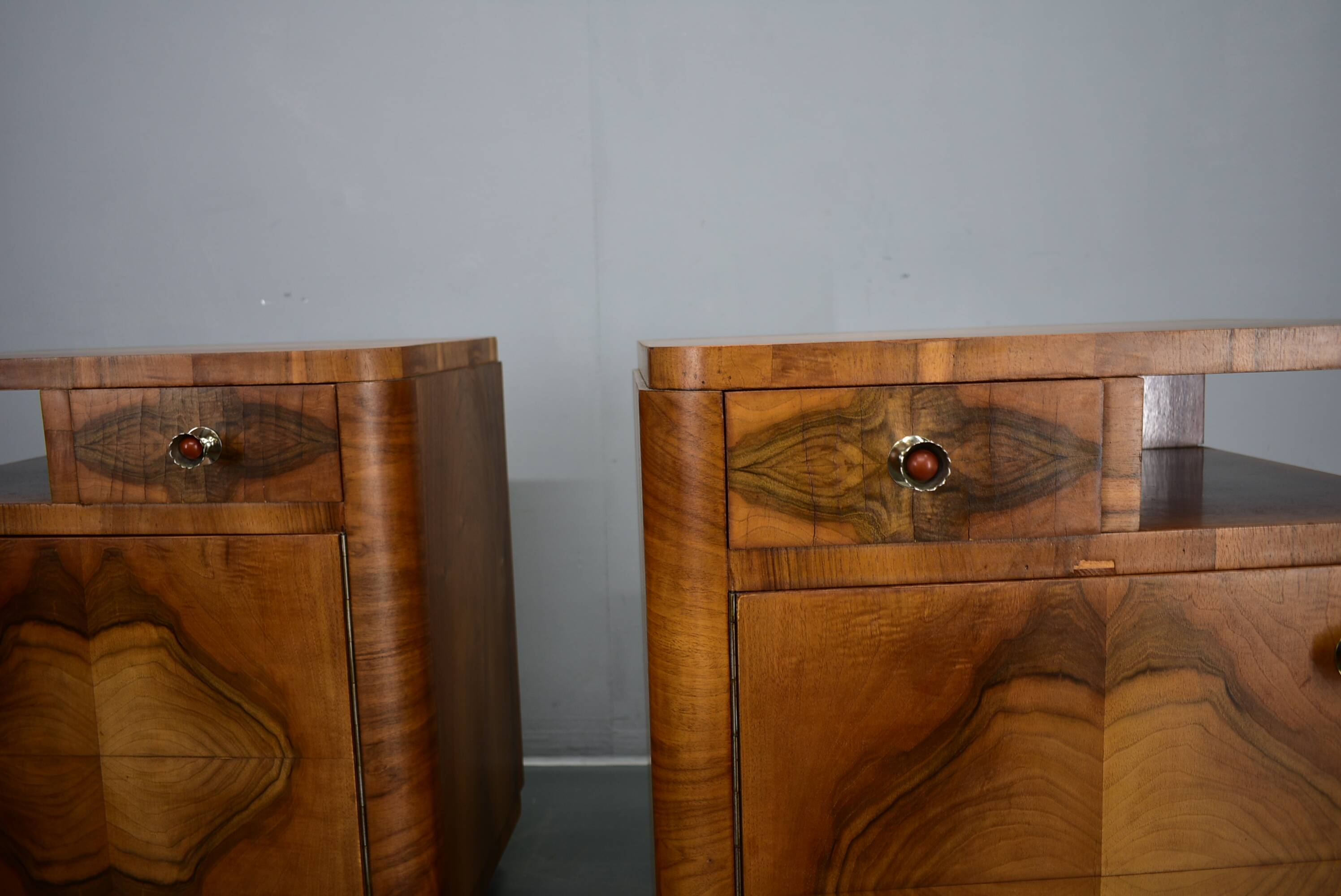 Table de chevet art déco des années 1937, Tchécoslovaquie