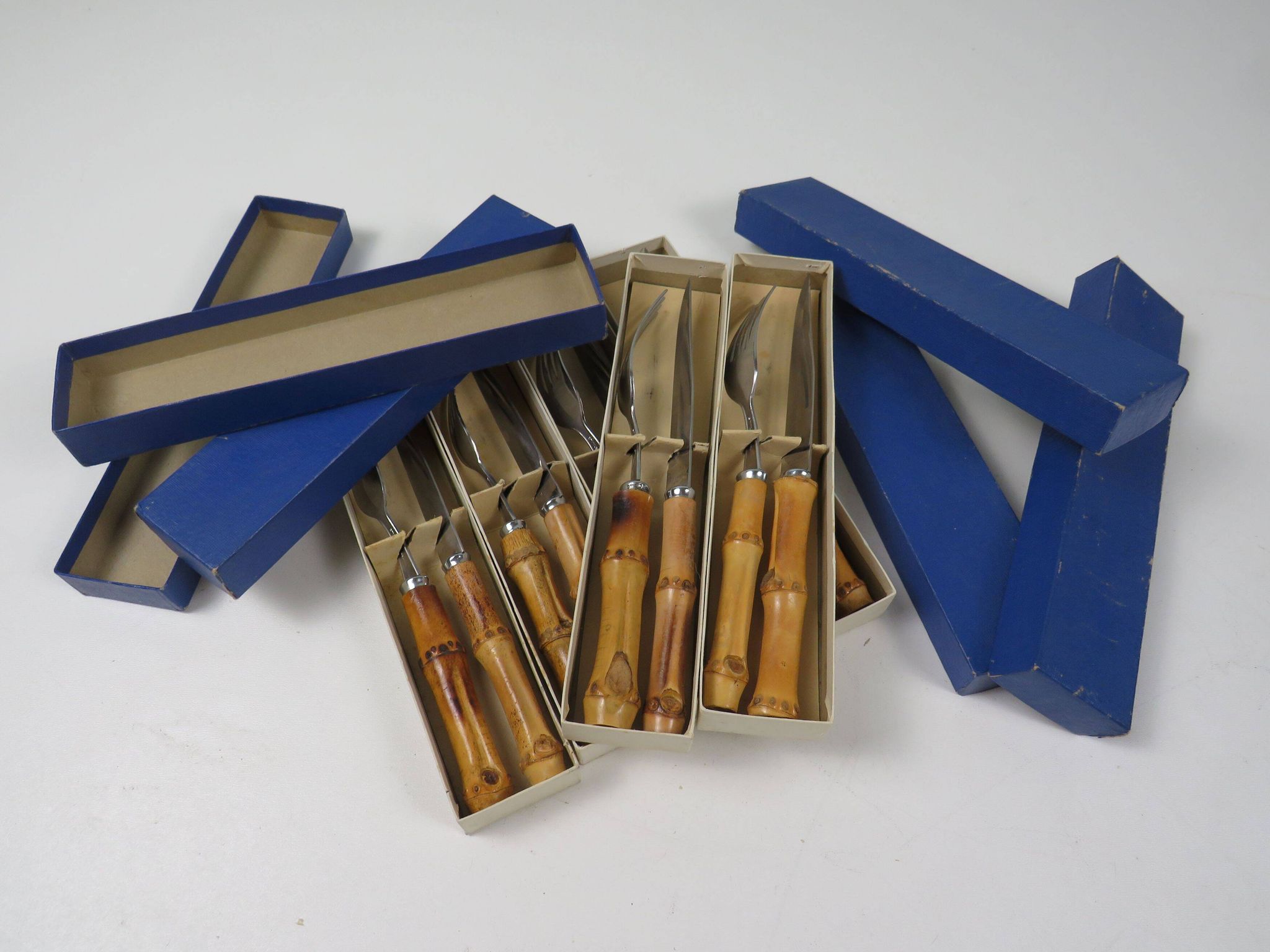Exclusive 60s steak cutlery set, made in Italy –