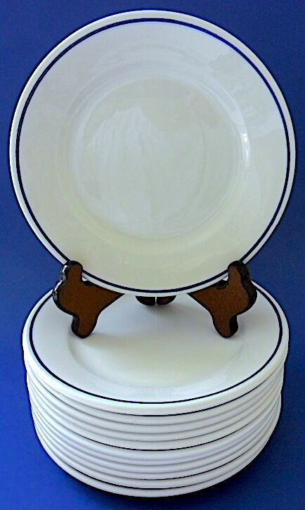 Suite de douze assiettes à dessert en porcelaine