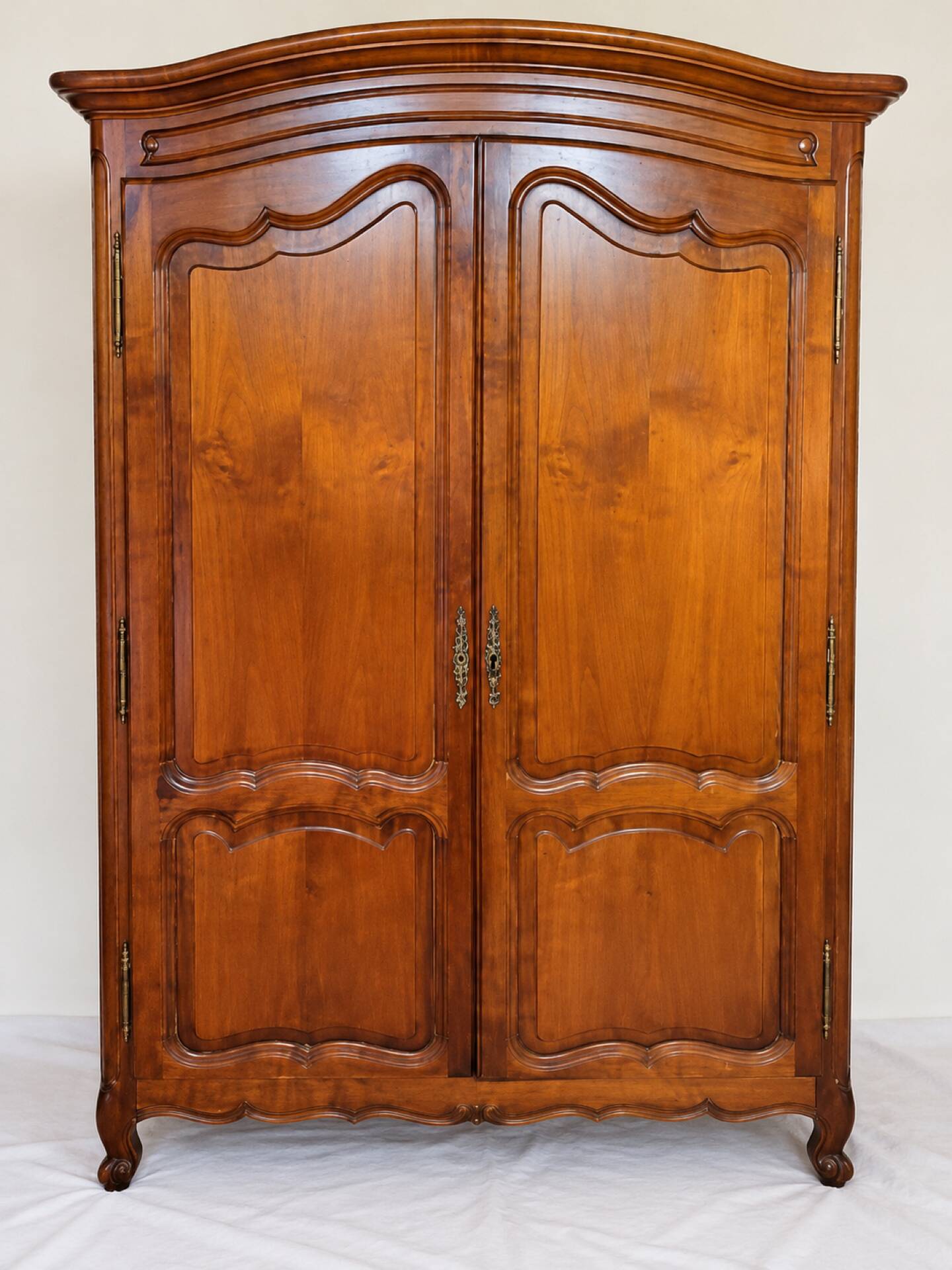 Linen cupboard in cherry wood in Louis XV style with two doors.