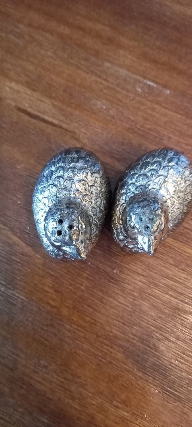 Salt and pepper shaker