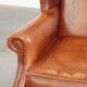 Fauteuil en cuir confortable et bien entretenu, fini avec des clous décoratifs de style anglais