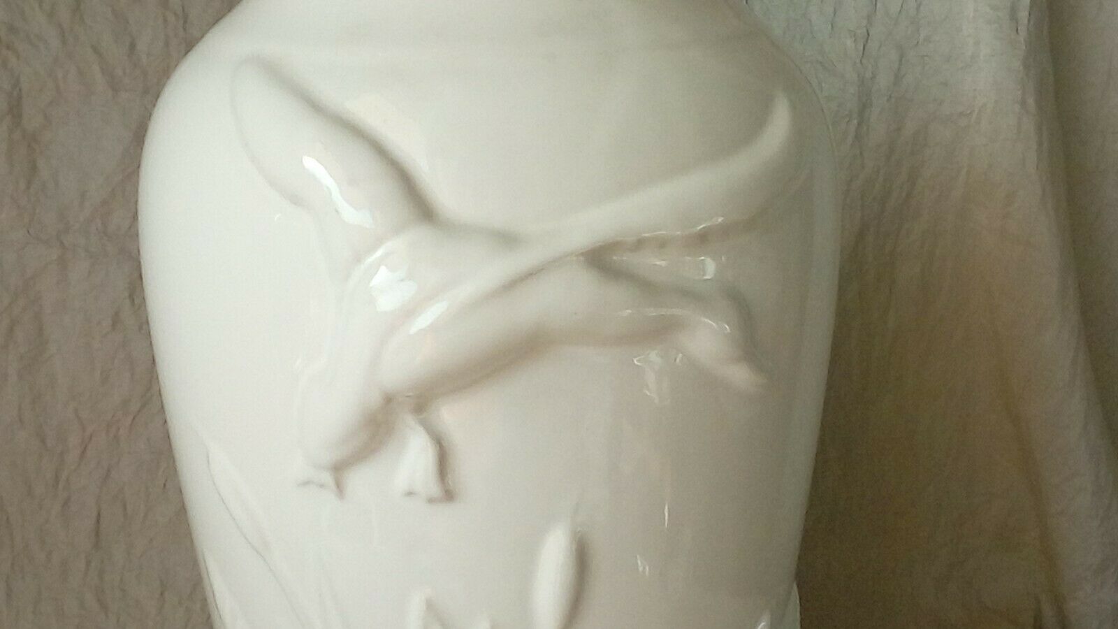 Porcelain vase thick white decor in relief duck flight