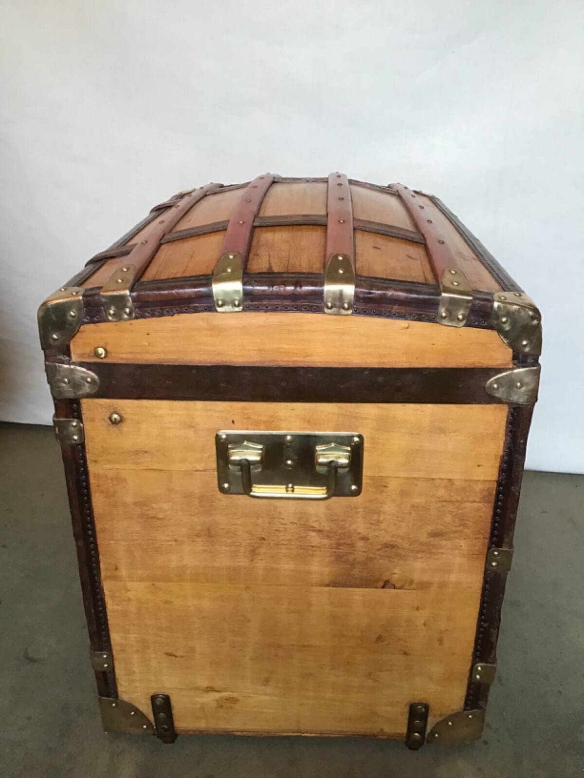 "Le Louvre Paris" curved trunk 70x50x65