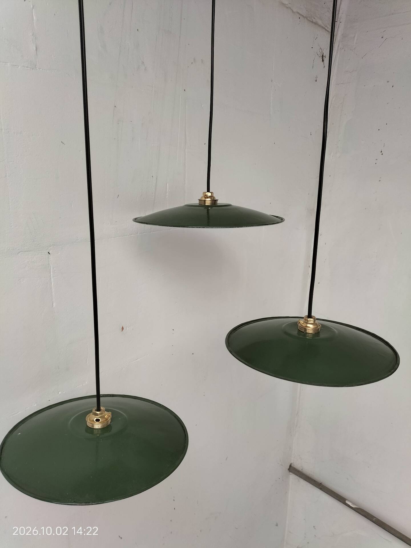 Suspensions in enamelled sheets