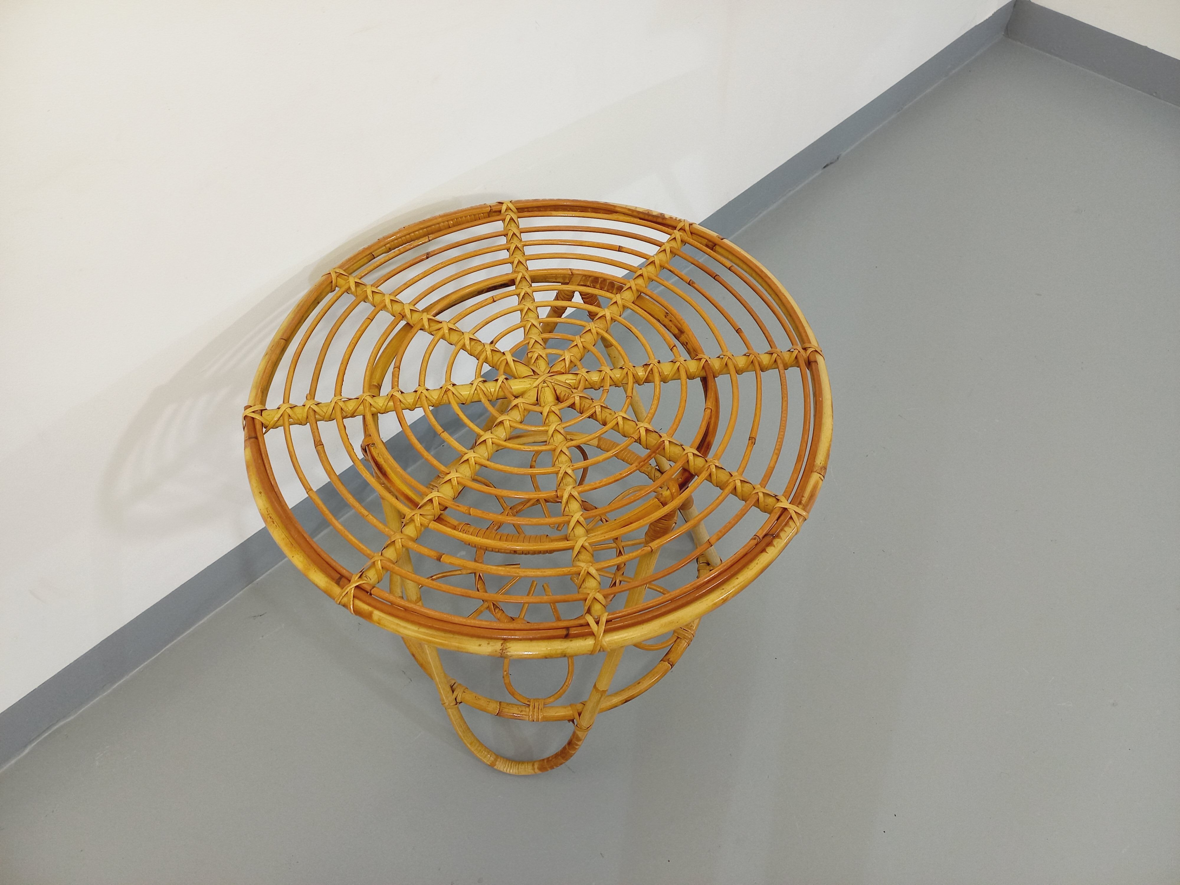 Round coffee table with 60's vintage rattan magazine tray